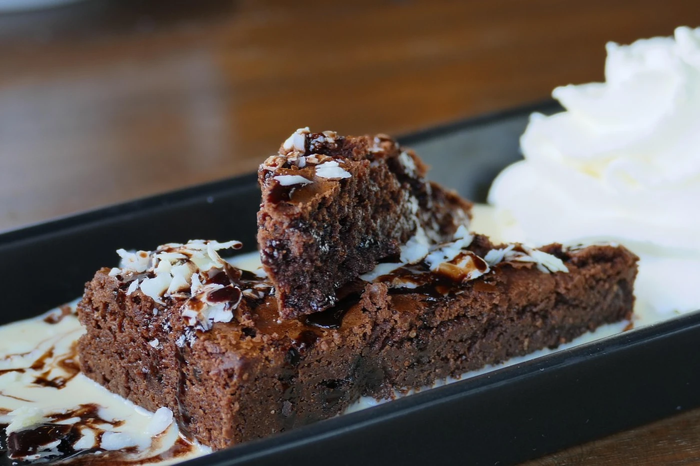 Brownies de chocolate cortados en cuadrados