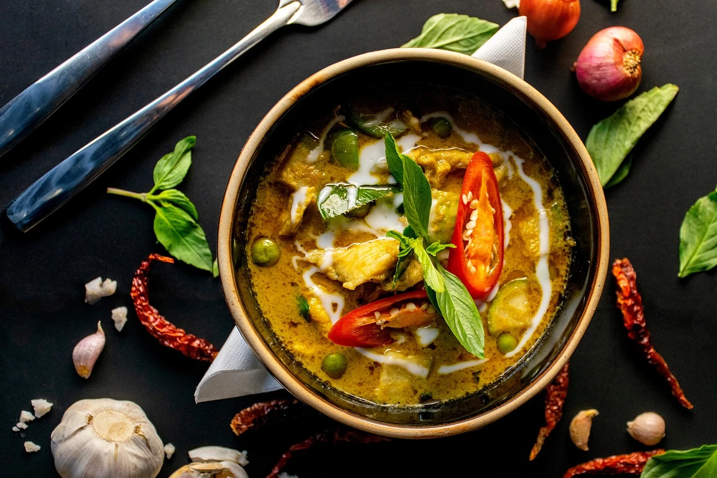 Curry verde tailandés con albahaca y ají rojo