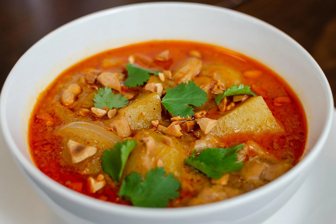 Curry massaman con papas, maní y cilantro