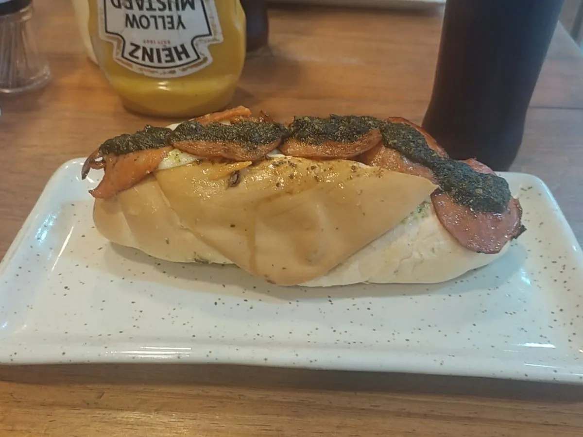 Choripán con chimichurri