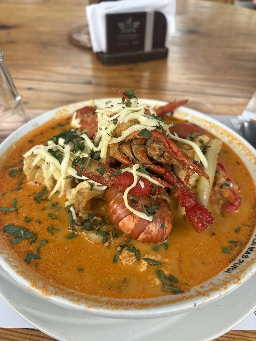 Chupe de camarones arequipeño