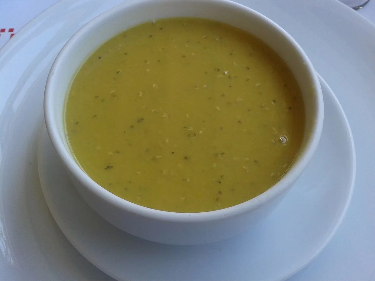 Sopa de lentejas rojas (mercimek)