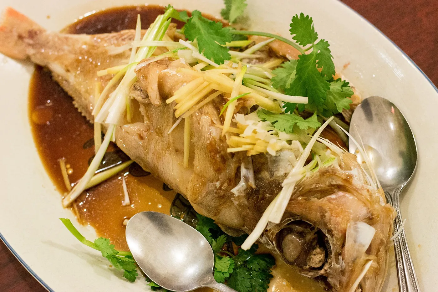 Pescado al vapor con jengibre y cebollita