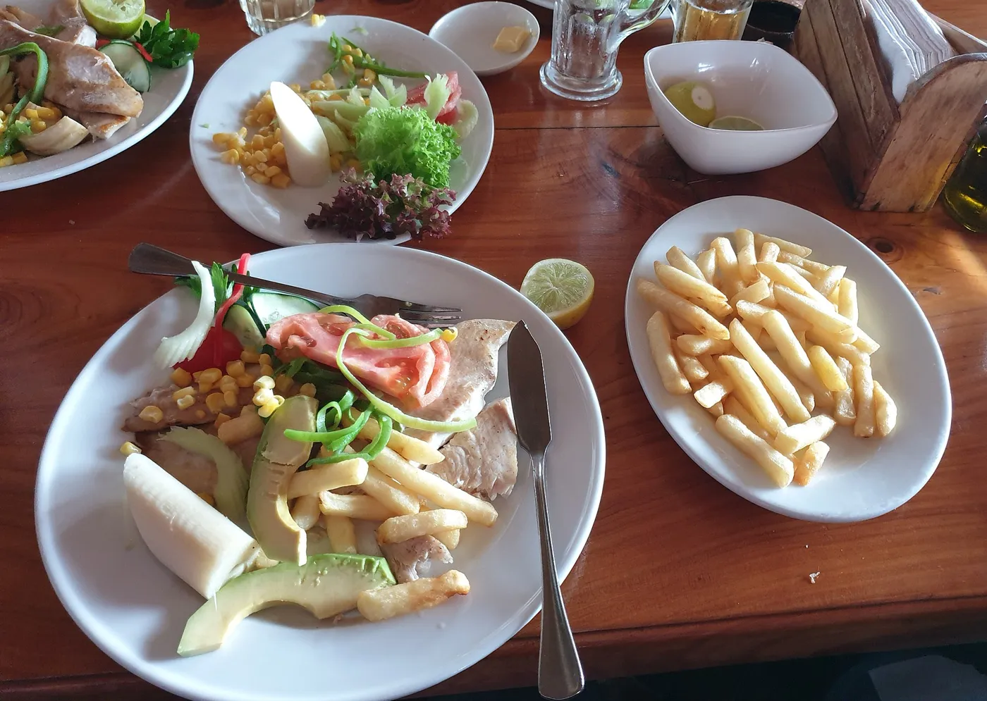 Reineta frita con ensalada chilena