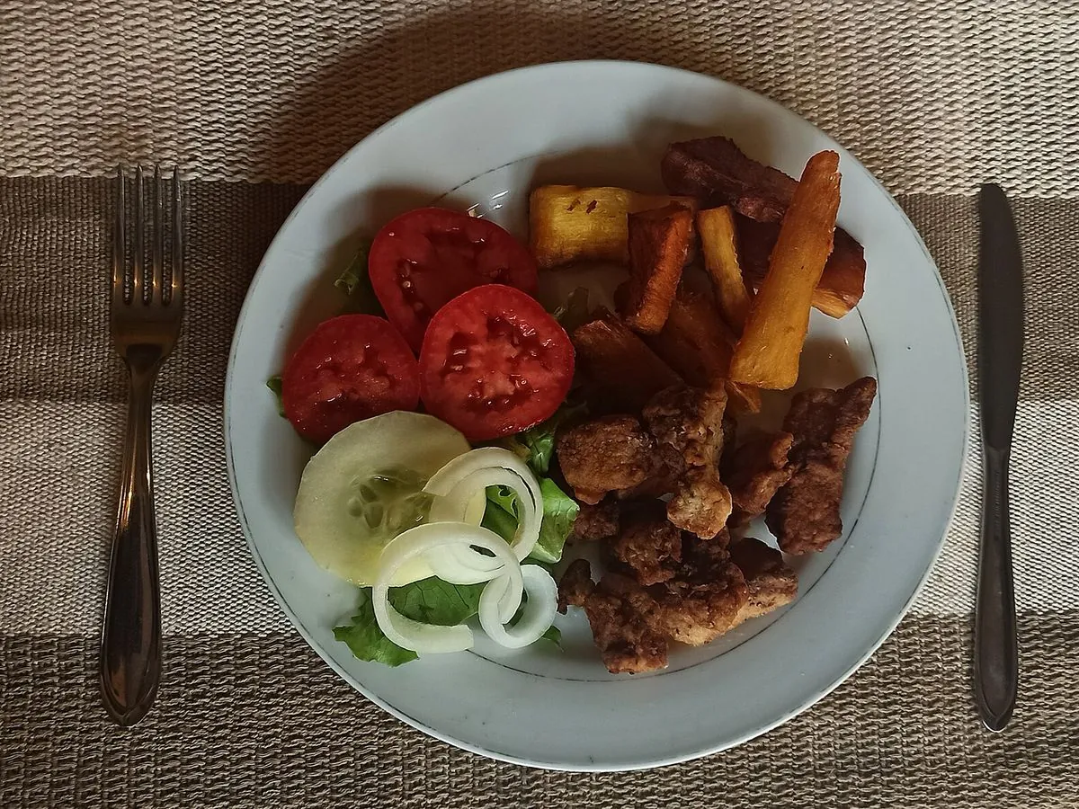 Yuca frita con chicharrón